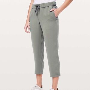 Lululemon On the Fly Crop Woven 23"
Grey sage